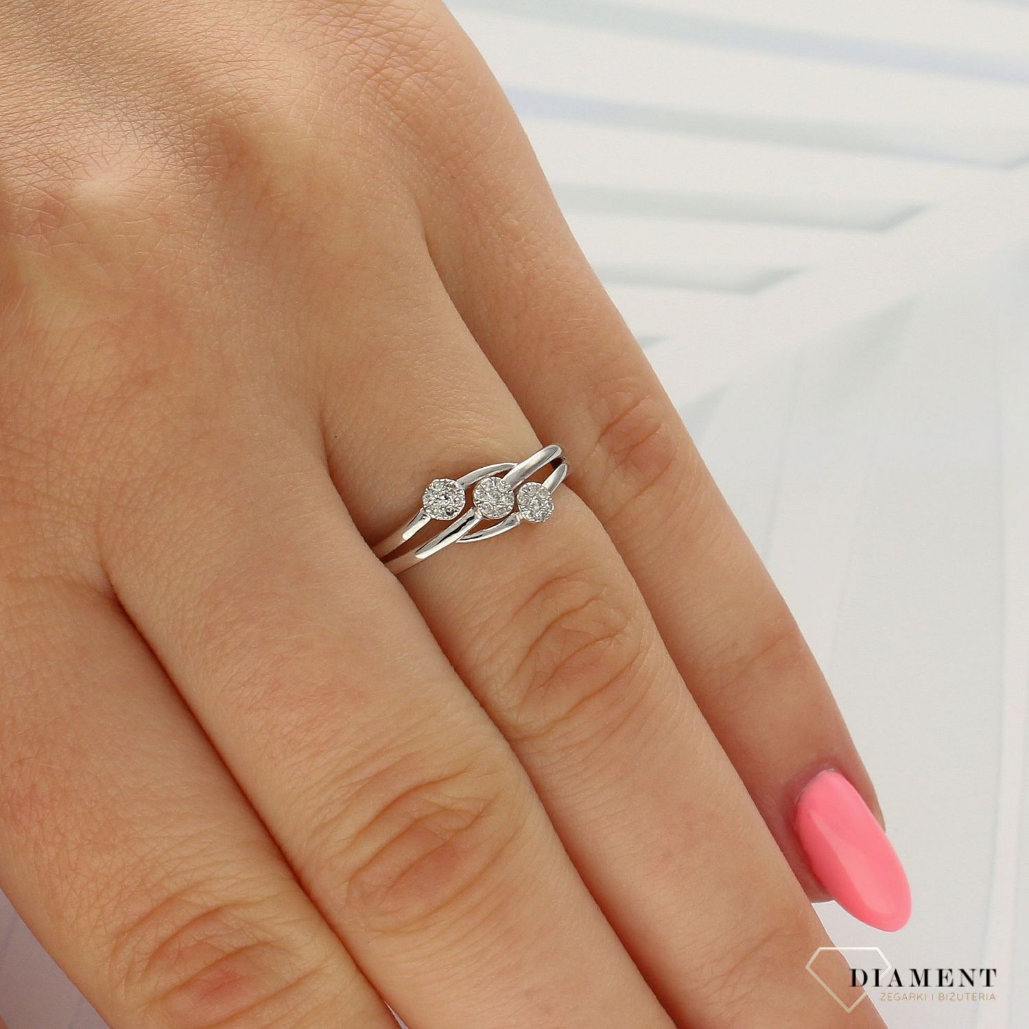 Pierścionek z białego złota DIAMENT 585 trzy kwiatki, diamenty 0660027130 HSI.jpg